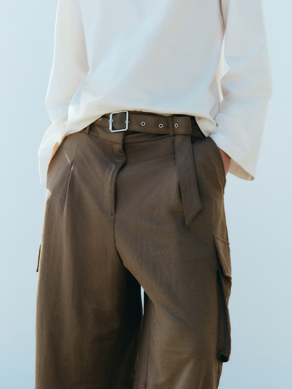 Women’s Wide-Leg Cargo Pants in Brown - Picture 2 of 3